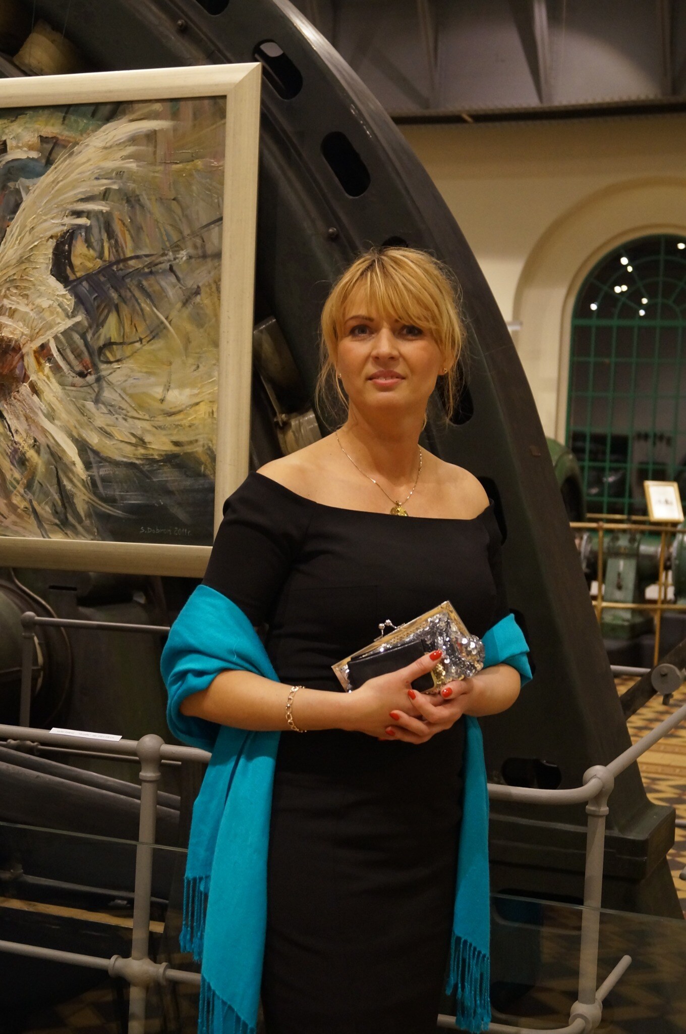 Ewelina Dobroń-Wylężek przy swoim obrazie