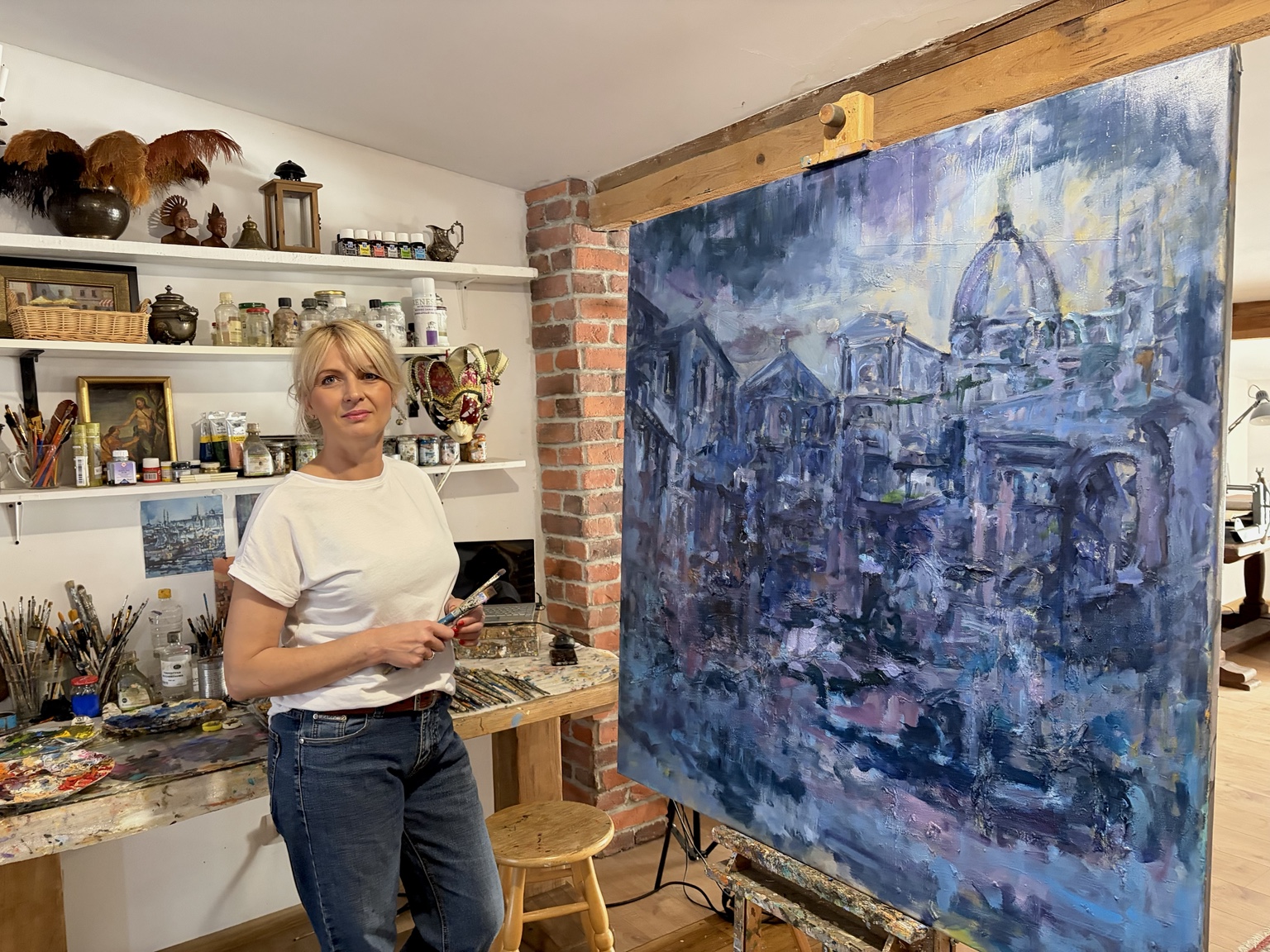 Ewelina Dobroń-Wylężek w pracowni przy obrazie Firenze Velata